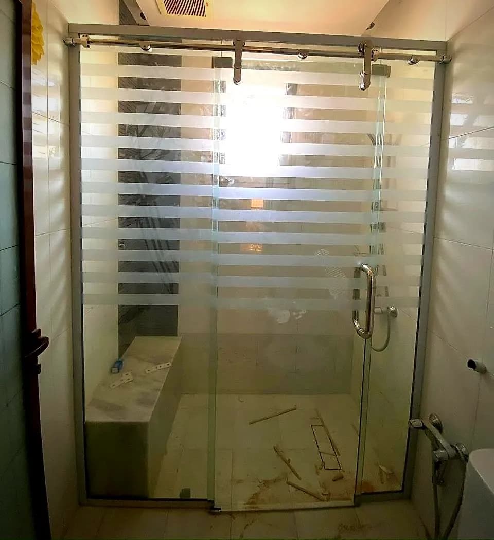 Stripe-Film Sliding Shower